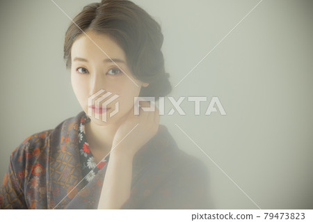 身穿靛藍小紋的女性和服 79473823