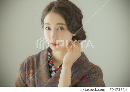 身穿靛藍小紋的女性和服 身穿靛藍小紋的女性和服 79473824