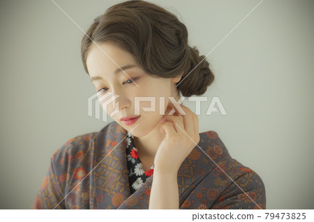 身穿靛藍小紋的女性和服 身穿靛藍小紋的女性和服 79473825