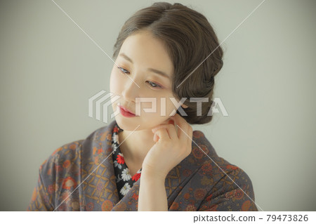 身穿靛藍小紋的女性和服 身穿靛藍小紋的女性和服 79473826