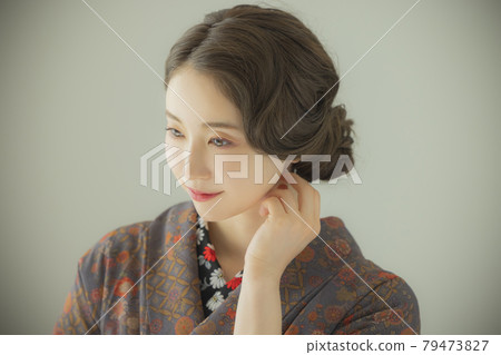 身穿靛藍小紋的女性和服 身穿靛藍小紋的女性和服 79473827