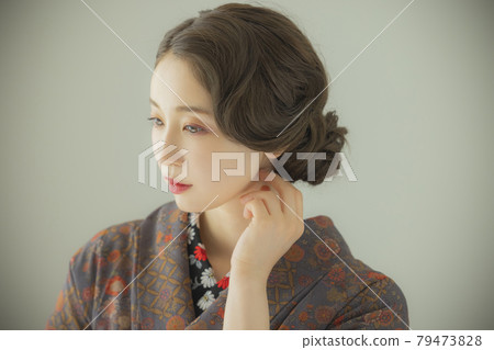 身穿靛藍小紋的女性和服 身穿靛藍小紋的女性和服 79473828