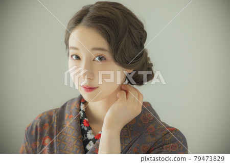 身穿靛藍小紋的女性和服 身穿靛藍小紋的女性和服 79473829