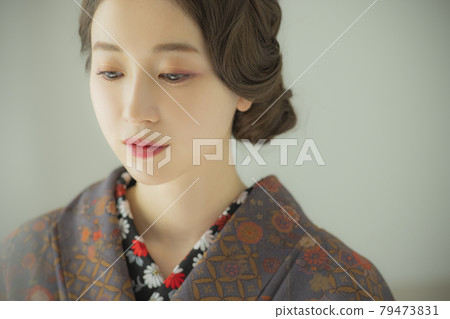 身穿靛藍小紋的女性和服 身穿靛藍小紋的女性和服 79473831