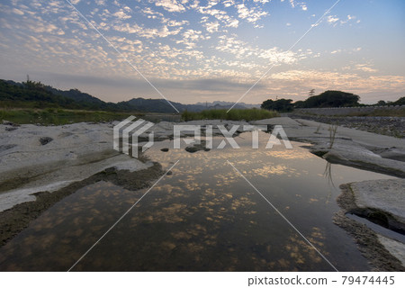 On the river bed in Guangguang, the sun rises in the heavens, beautiful colors and sunlight shine on the earth. 79474445