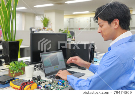 Engineer under design_There is movement in the right hand 79474869