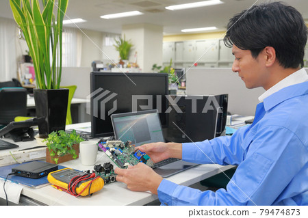 工程師拿起板子 79474873