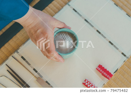 香爐 榻榻米 女生 79475482