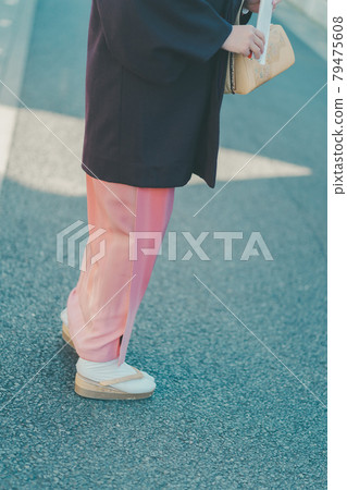 一個二十多歲的女人，在她第一次訪問回家的路上 79475608