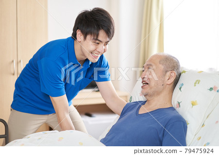 在護理機構工作的男性護理人員 79475924