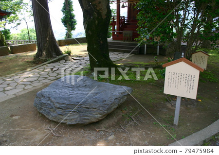 A stool stone on which Minamoto no Yoritomo and Masako Hojo sat in the precincts of Izusan Shrine 79475984