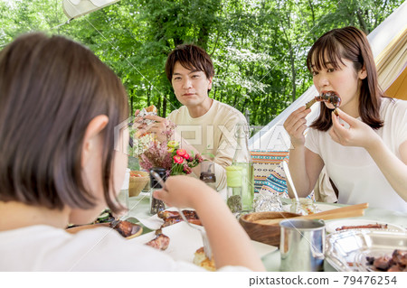 享受豪華露營的家庭 享受豪華露營的家庭 79476254