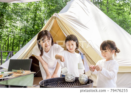 Parents and children roasting marshmallows Parents and children roasting marshmallows 79476255