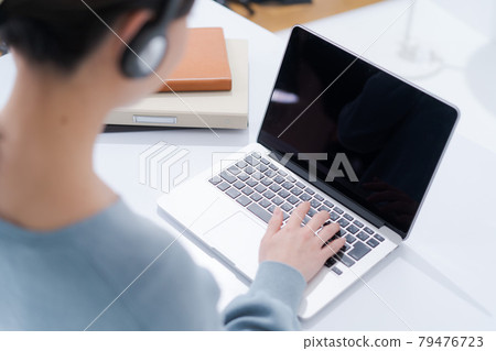 耳機女背視圖 79476723