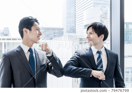 商業形象肘觸摸問候 79476799