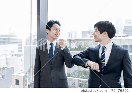 商業形象肘觸摸問候 79476801
