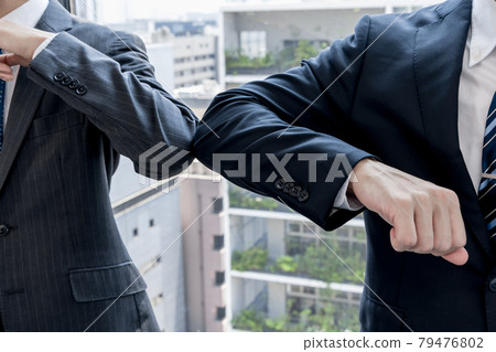 商業形象肘觸摸問候 79476802
