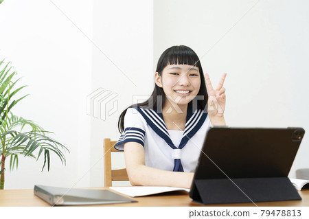 高中女生微笑著上網課 高中女生微笑著上網課 79478813