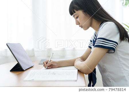 高中女生認真對待在線課程 79478814