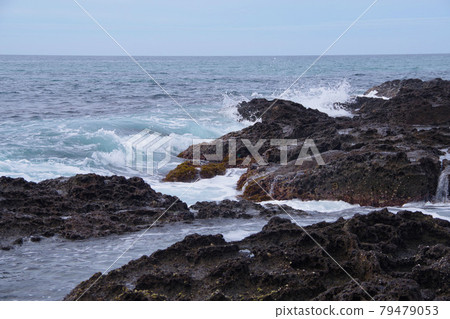 日本海波濤洶湧，海浪沖入凝灰岩，丹後半島 79479053