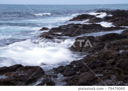 日本海波濤洶湧,海浪沖入凝灰岩,丹後半島 日本海波濤洶湧,海浪沖入凝灰岩,丹後半島 79479060