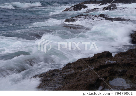 日本海波濤洶湧，海浪沖入凝灰岩，丹後半島 79479061