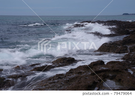 日本海波濤洶湧，海浪沖入凝灰岩，丹後半島 79479064