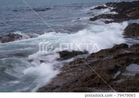 日本海波濤洶湧，海浪沖入凝灰岩，丹後半島 79479065