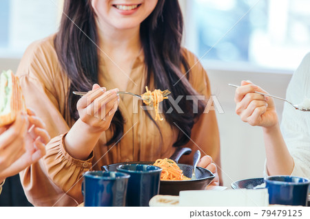 Women eating lunch 79479125