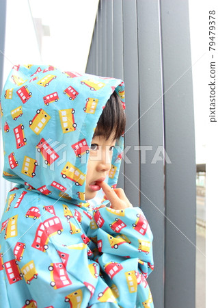 穿雨衣的男孩 79479378