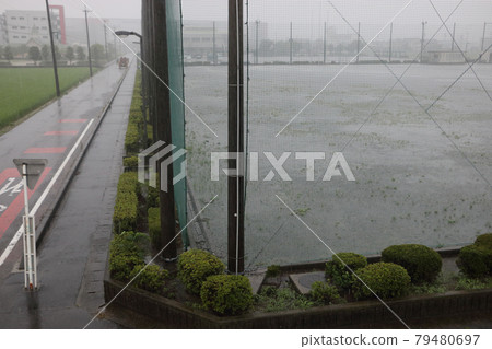農用水管更換工作中突然大雨 農用水管更換工作中突然大雨 79480697