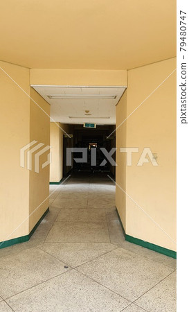 在一棟空蕩蕩的舊建築內 79480747