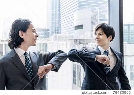 商業形象肘觸摸問候 79480905
