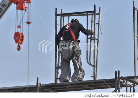 Tobi craftsman dismantling temporary scaffolding 79481154