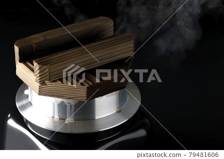 一張黑色背景下在一次性烹飪鍋中煮米飯的照片 79481606