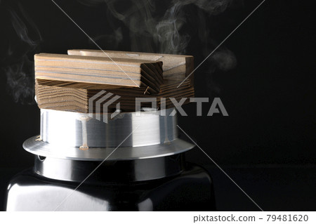 一張黑色背景下在一次性烹飪鍋中煮米飯的照片 一張黑色背景下在一次性烹飪鍋中煮米飯的照片 79481620