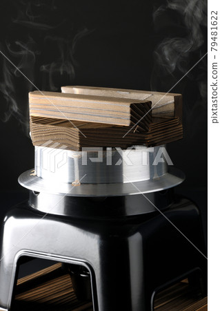 一張黑色背景下在一次性烹飪鍋中煮米飯的照片 一張黑色背景下在一次性烹飪鍋中煮米飯的照片 79481622