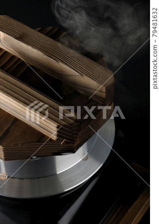 一張黑色背景下在一次性烹飪鍋中煮米飯的照片 79481632