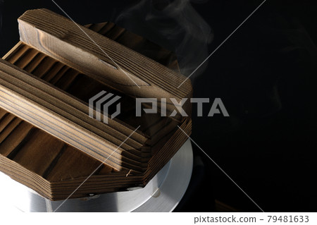 一張黑色背景下在一次性烹飪鍋中煮米飯的照片 79481633