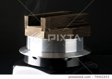 一張黑色背景下在一次性烹飪鍋中煮米飯的照片 79481653