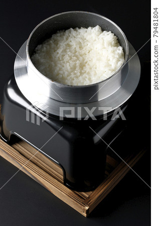 黑色背景中在水壺中煮飯的照片 黑色背景中在水壺中煮飯的照片 79481804