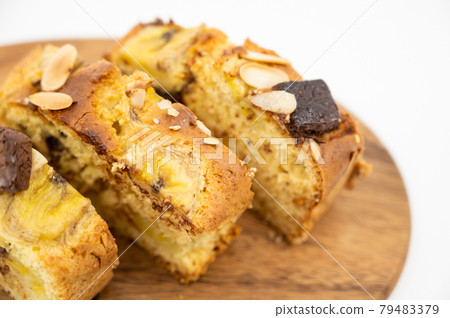 自製磅蛋糕！簡單的食譜，包括煎餅和香蕉、巧克力和杏仁 79483379