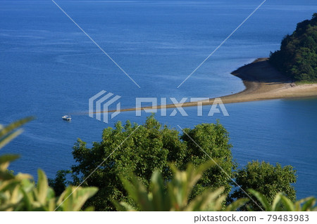漁船在大芝島和小芝島(心島)之間捕魚 漁船在大芝島和小芝島(心島)之間捕魚 79483983