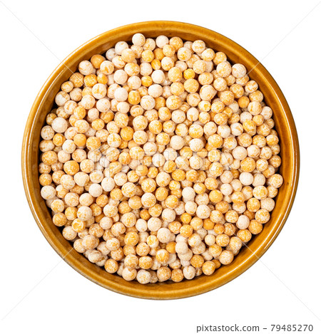 dried whole yellow peas in round bowl cutout 79485270