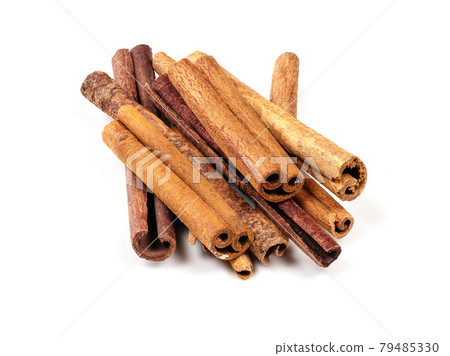 pile of chinese cinnamon (Cassia) rools on white 79485330