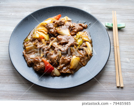 stir-fried beef with leeks on black plate on table stir-fried beef with leeks on black plate on table 79485985