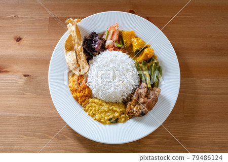 從正上方看到的斯里蘭卡咖哩套餐 79486124