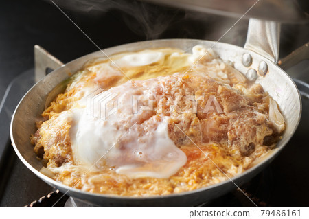 Close the pork cutlet with an egg (cooking katsudon) 79486161
