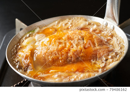 Close the pork cutlet with an egg (cooking katsudon) 79486162