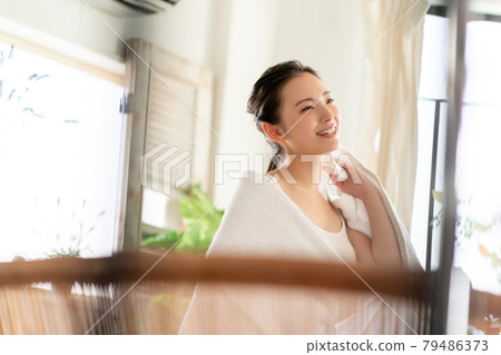 一個二十多歲的女人擦汗 79486373